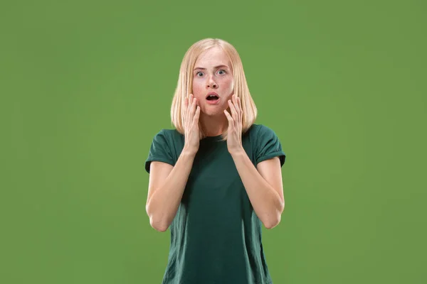 Hermosa mujer mirando sorprendido aislado en verde —  Fotos de Stock