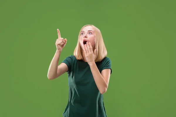 Bella donna sembra sorpreso isolato sul verde — Foto Stock