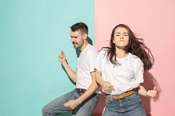 Un par de jóvenes bailando hip-hop en el estudio . — Foto de Stock