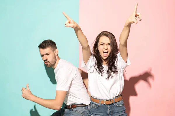 Un couple de jeunes hommes et femmes dansant hip-hop en studio . — Photo