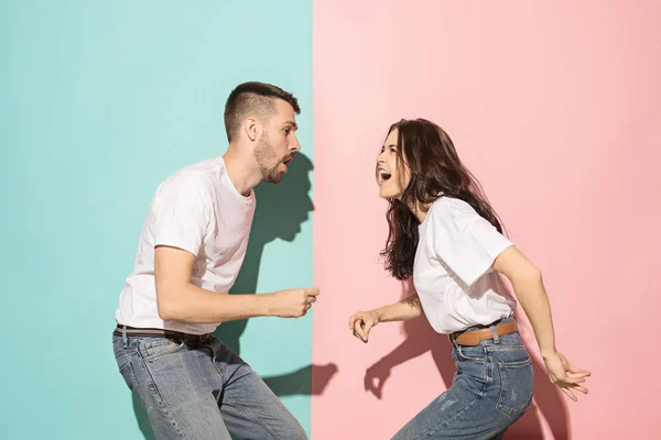 Un couple de jeunes hommes et femmes dansant hip-hop en studio . — Photo