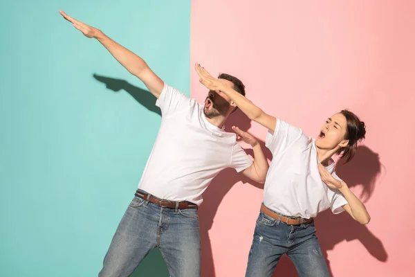 Een paar jonge man en vrouw hip-hop dansen op studio. — Stockfoto