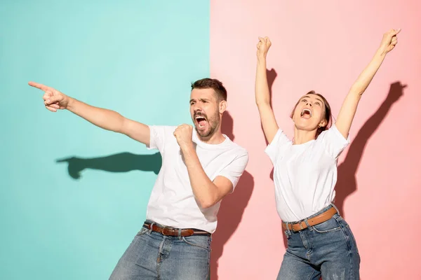 Una coppia di giovani uomini e donne che ballano hip-hop in studio . — Foto Stock