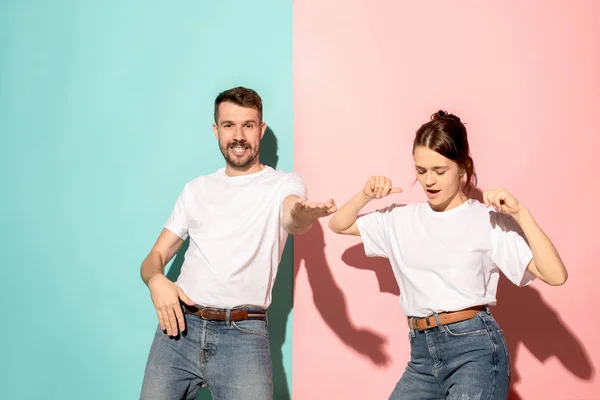 Een paar jonge man en vrouw hip-hop dansen op studio. — Stockfoto