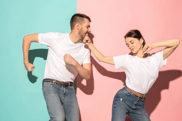 A couple of young man and woman dancing hip-hop at studio. — Stock Photo, Image