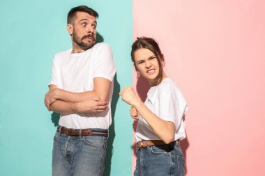 Pembe studio arka plan üzerinde genç duygusal kızgın kadın