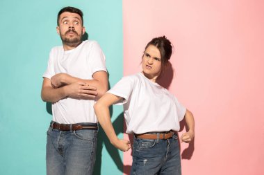 Pembe studio arka plan üzerinde genç duygusal kızgın kadın