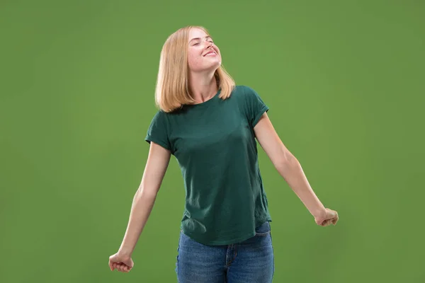 Donna felice. immagine di modello femminile su verde — Foto Stock