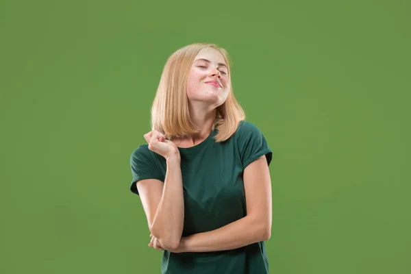 Счастливая женщина. изображение женской модели на зеленом — стоковое фото