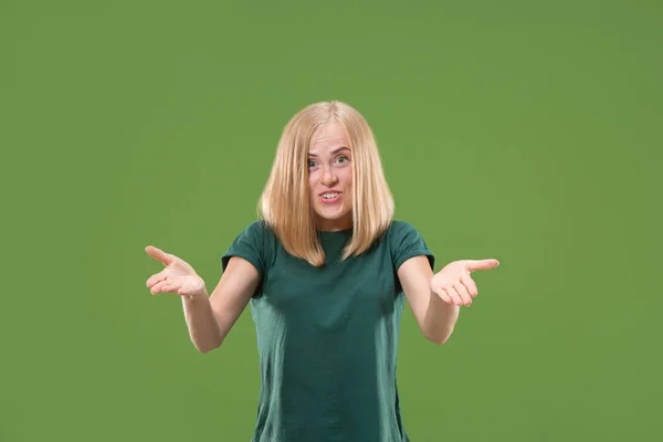 Bellissimo ritratto femminile a mezza lunghezza isolato su sfondo studio verde. La giovane donna sorpresa emotiva — Foto Stock