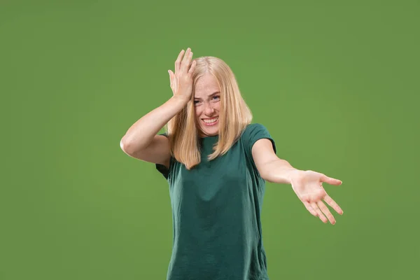 Женский портрет в пол-метра изолирован на зеленом студийном заднем плане. Молодая эмоционально удивленная женщина — стоковое фото