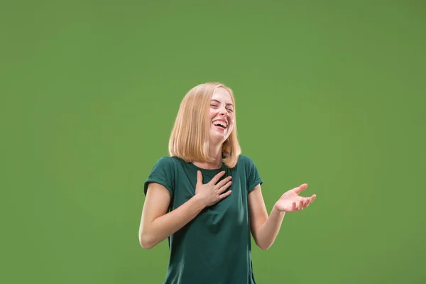 Щаслива жінка. зображення жіночої моделі на зеленому — стокове фото