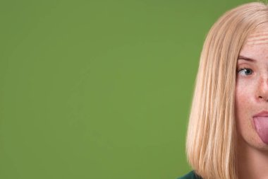 Garip ifade ile şaşı gözlü kadın