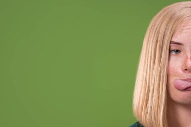 Garip ifade ile şaşı gözlü kadın