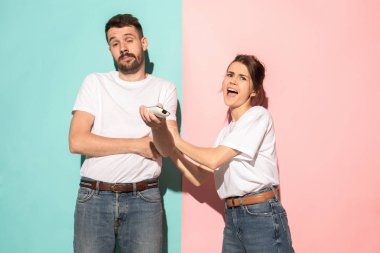 TV izlerken, uzaktan kumandayı almak için mücadele genç çift