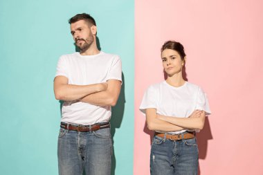 Ciddi adam ve kadın kamera pembe ve mavi arka planı arıyorum.