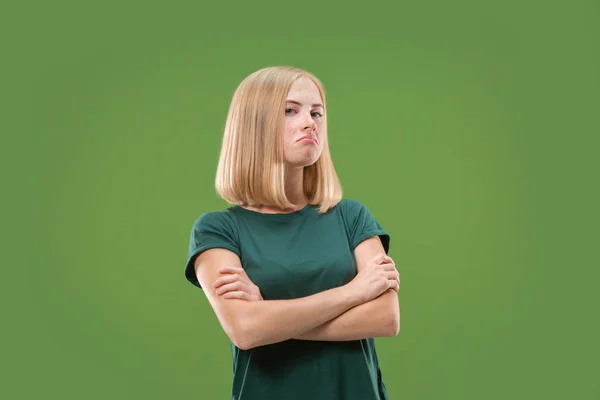 Suspiciont. Pochybné zamyšlená žena s zamyšlený výraz rozhodování před zeleným pozadím — Stock fotografie