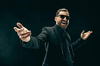 Siyah stüdyoda elbiseli barded adam