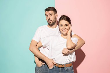 Vay canına. Şüpheli dalgın çift düşünceli ifade pembe arka plan kararı ile