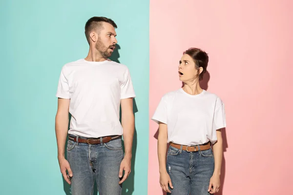 Ouah ! Couple pensif douteux avec une expression réfléchie faisant un choix sur fond rose — Photo