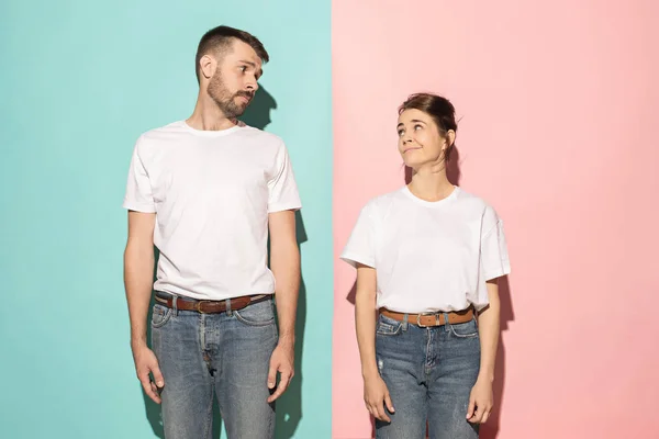 Laisse-moi réfléchir. Couple pensif douteux avec une expression réfléchie faisant un choix sur fond rose — Photo