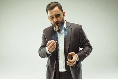 Puro tutan elbiseli barded adam