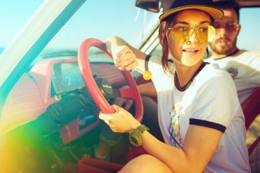 Romantik Çift yaz gününde bir yolculuğa arabada oturan gülüyor