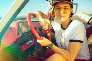 Romantik Çift yaz gününde bir yolculuğa arabada oturan gülüyor