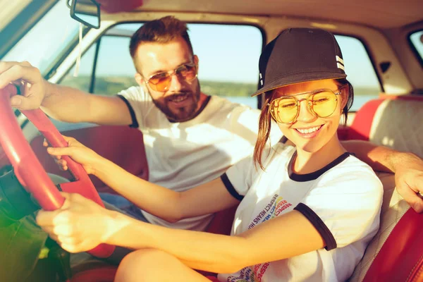 笑浪漫情侣坐在车上, 而在旅途中的夏季天 — 图库照片