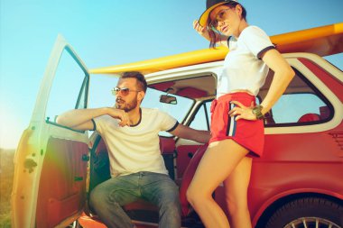 Çift sahilde Nehri yakınında bir yaz gününde dinlenme