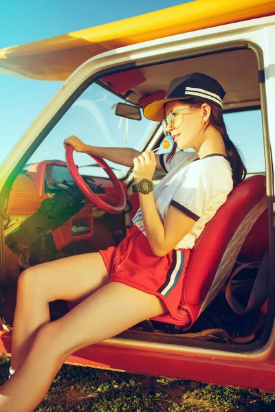 妇女和愉快的旅行乘汽车 — 图库照片