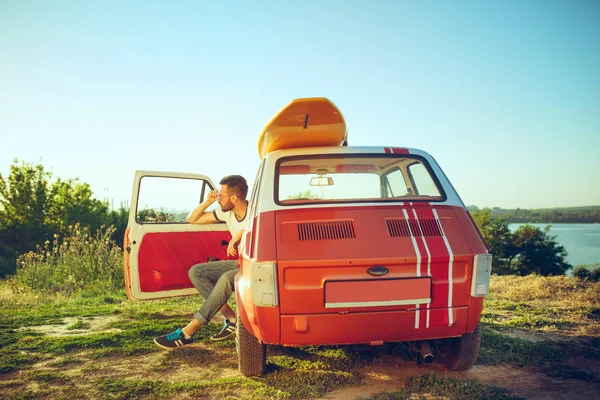 Adam sahilde Nehri yakınında bir yaz gününde dinlenme