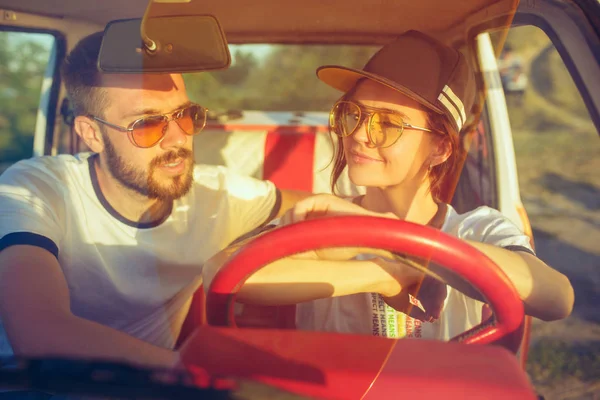 Ridere coppia romantica seduta in auto mentre fuori su un viaggio in giornata estiva — Foto Stock