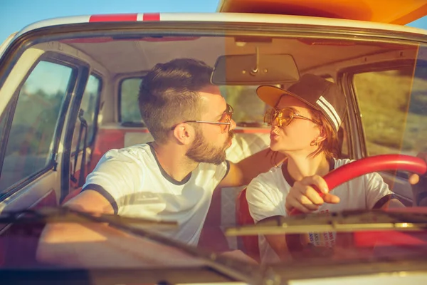로맨틱 커플 여름 날에도 여행에 밖으로 있는 동안 차에 앉아 웃 고 — 스톡 사진