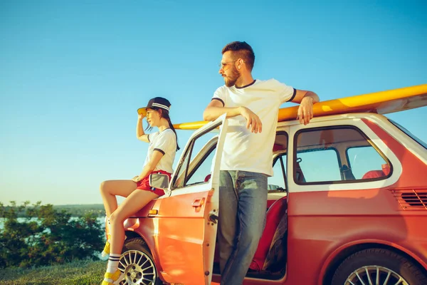 Çift oturma ve sahilde Nehri yakınında bir yaz gününde dinlenme