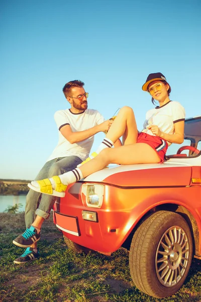 Pareja descansando en la playa en un día de verano cerca del río. Amor, familia feliz, vacaciones —  Fotos de Stock