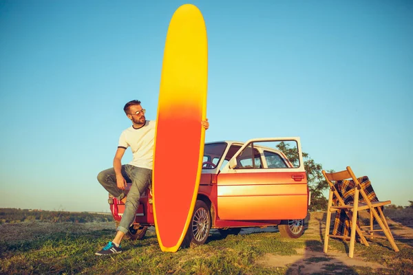 Серфинг, машина, человек . — стоковое фото