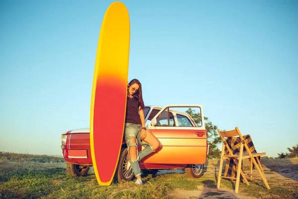 Sport Vacances Voyage Concept Été Homme Caucasien Debout Près Voiture — Photo