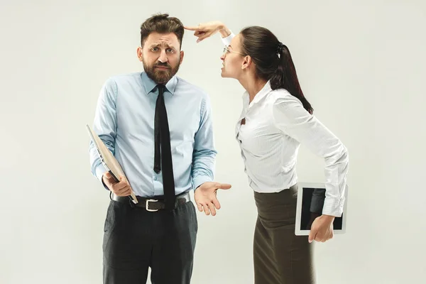 Chefe furioso. Mulher e secretária em pé no escritório ou estúdio — Fotografia de Stock