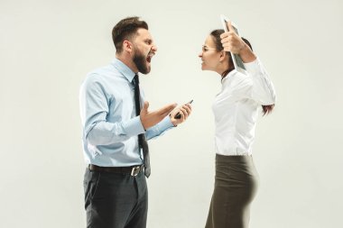 Öfkeli patron. Adam ve ofis veya stüdyo Daimi Sekreteri