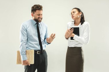 Öfkeli patron. Adam ve ofis veya stüdyo Daimi Sekreteri