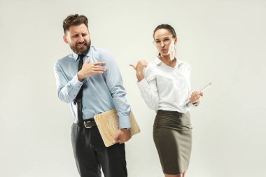 Öfkeli patron. Adam ve ofis veya stüdyo Daimi Sekreteri