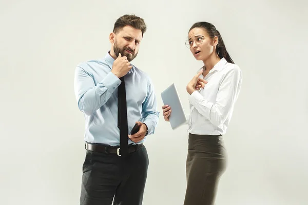 Capo arrabbiato. Uomo e la sua segretaria in piedi in ufficio o in studio — Foto Stock