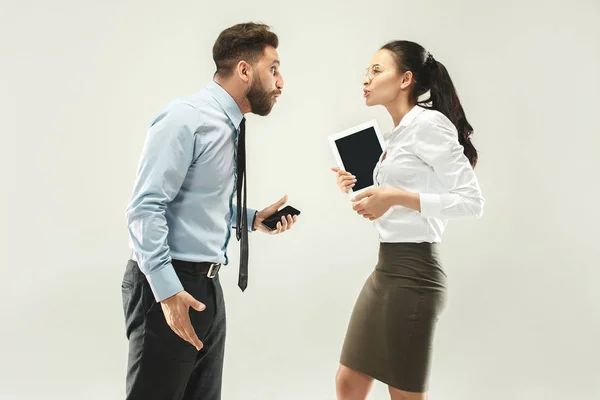 Wütender Chef. Mann und Sekretärin im Büro oder Atelier — Stockfoto