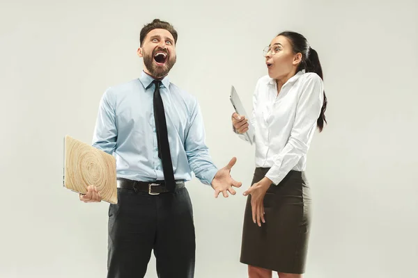 Ganhar mulher de sucesso e homem feliz extático celebrando ser um vencedor . — Fotografia de Stock