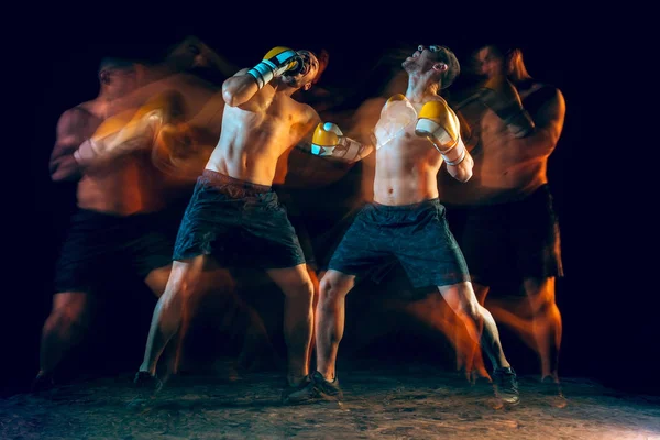 Boxeo masculino en un estudio oscuro — Foto de Stock