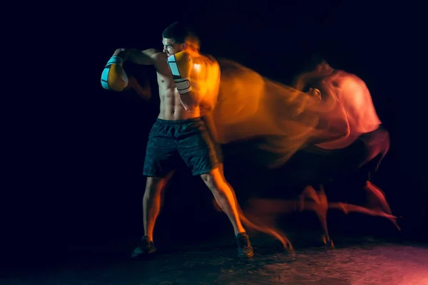 Męski bokser boks w ciemnym studio — Zdjęcie stockowe