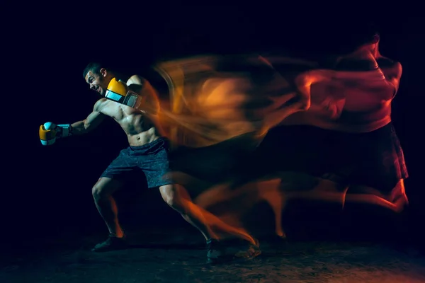 Boxeo masculino en un estudio oscuro — Foto de Stock