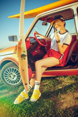 Kadın ve araba ile mutlu gezisi