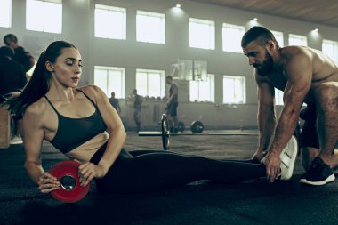 Uygun genç kadın bir spor salonunda egzersiz barbell kaldırma